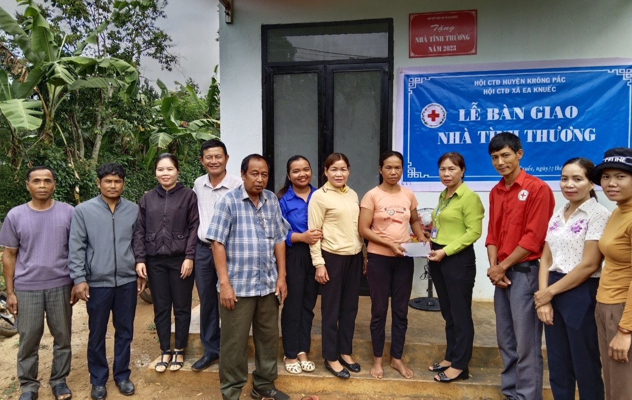 Lễ bàn giao nhà tình thương cho hộ nghèo có khó khăn về nhà ở năm 2023.